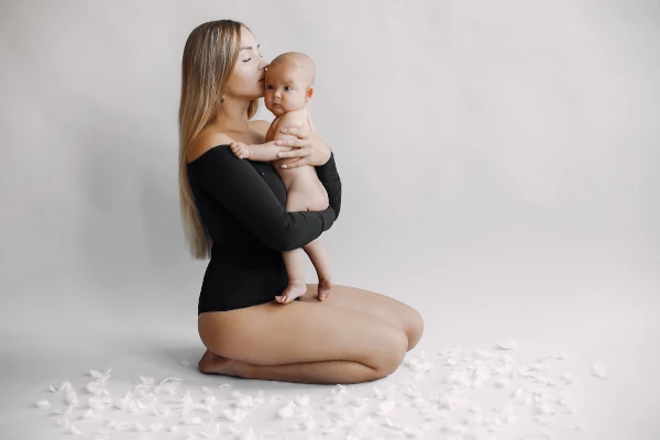 Novopečena mamica z dojenčkom